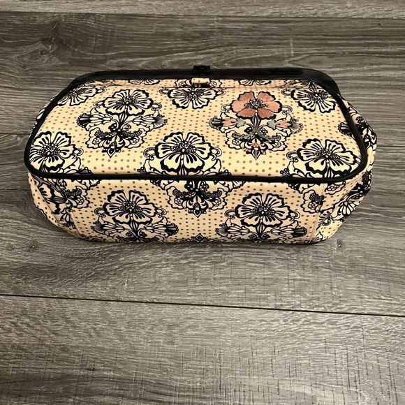 Petunia Pickle Bottom Baby Diaper Bag Pink Parisian Pansy Cross Town Clutch - Picture 7 of 16